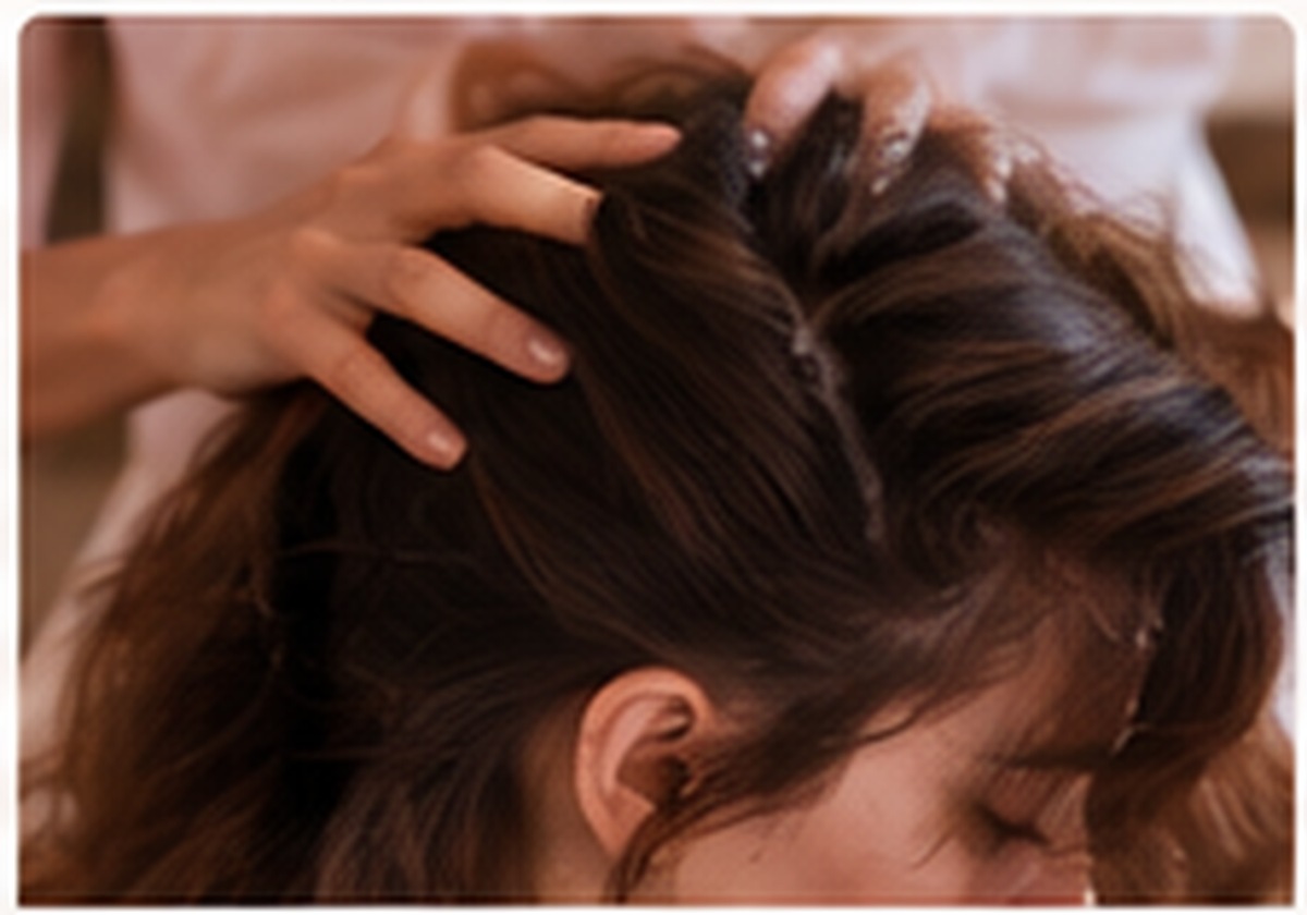 Massage du cuir chevelu, mains dans les cheveux